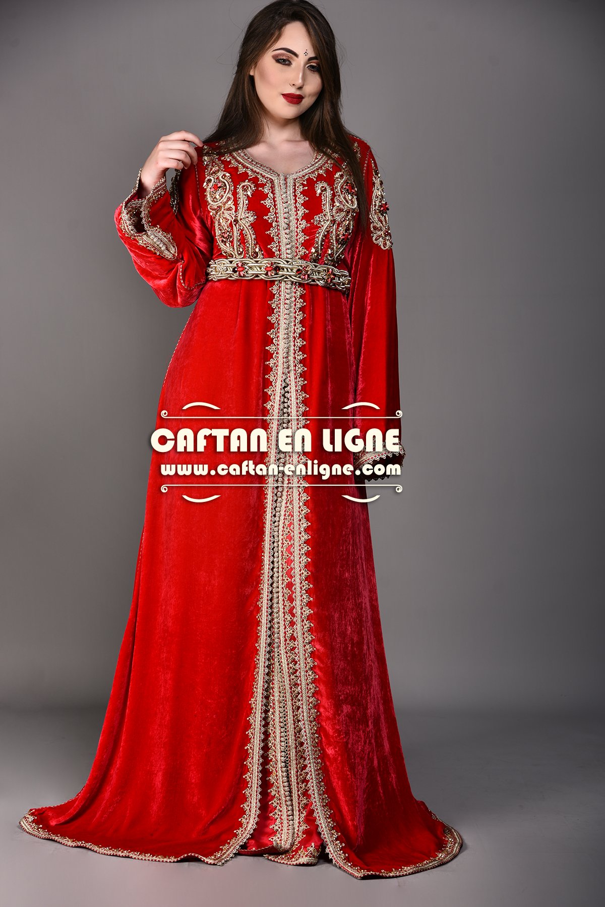 Caftan marocain rouge vif en velours avec broderies dorées