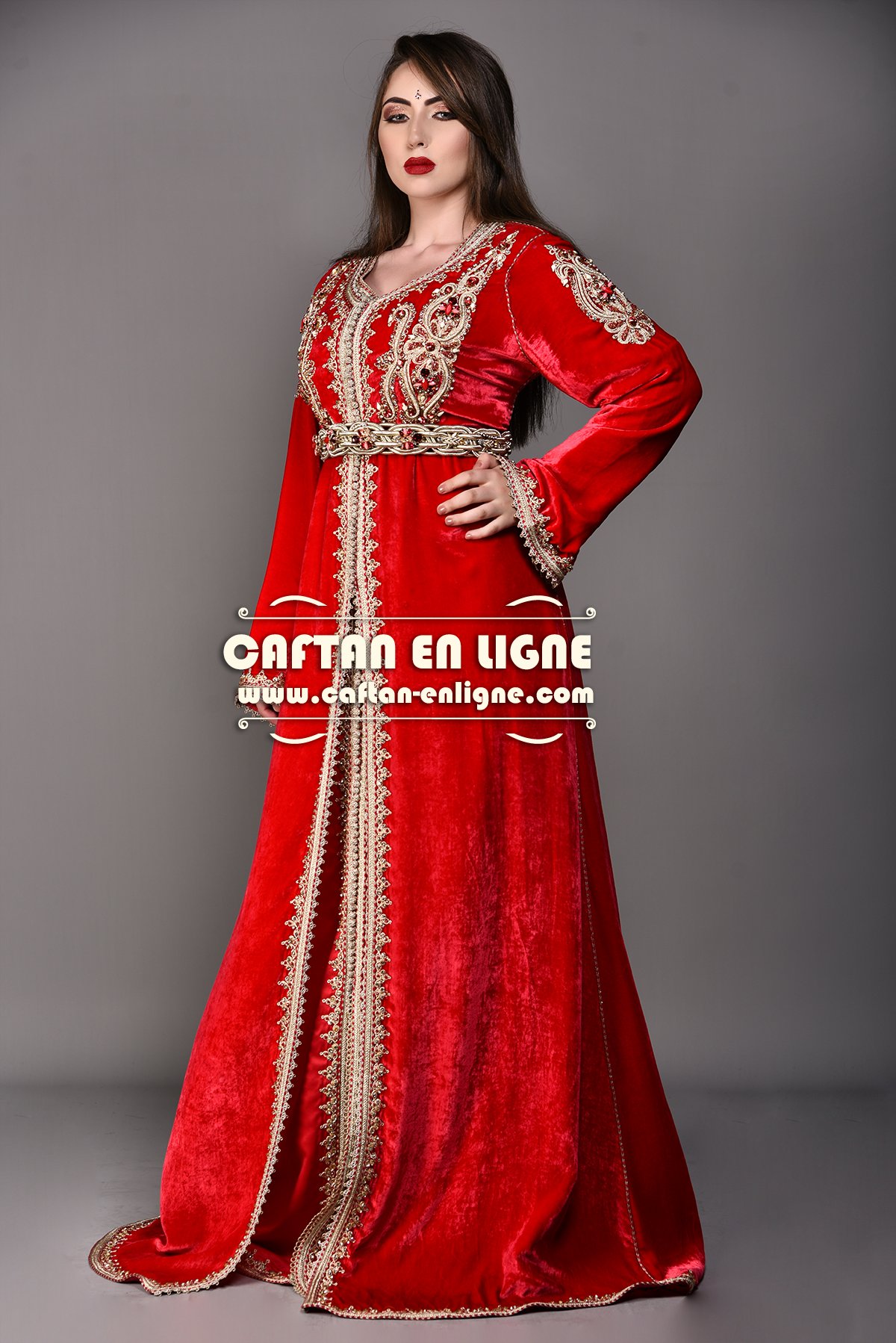 Silhouette frontale d’un caftan marocain rouge brodé, archives 2018