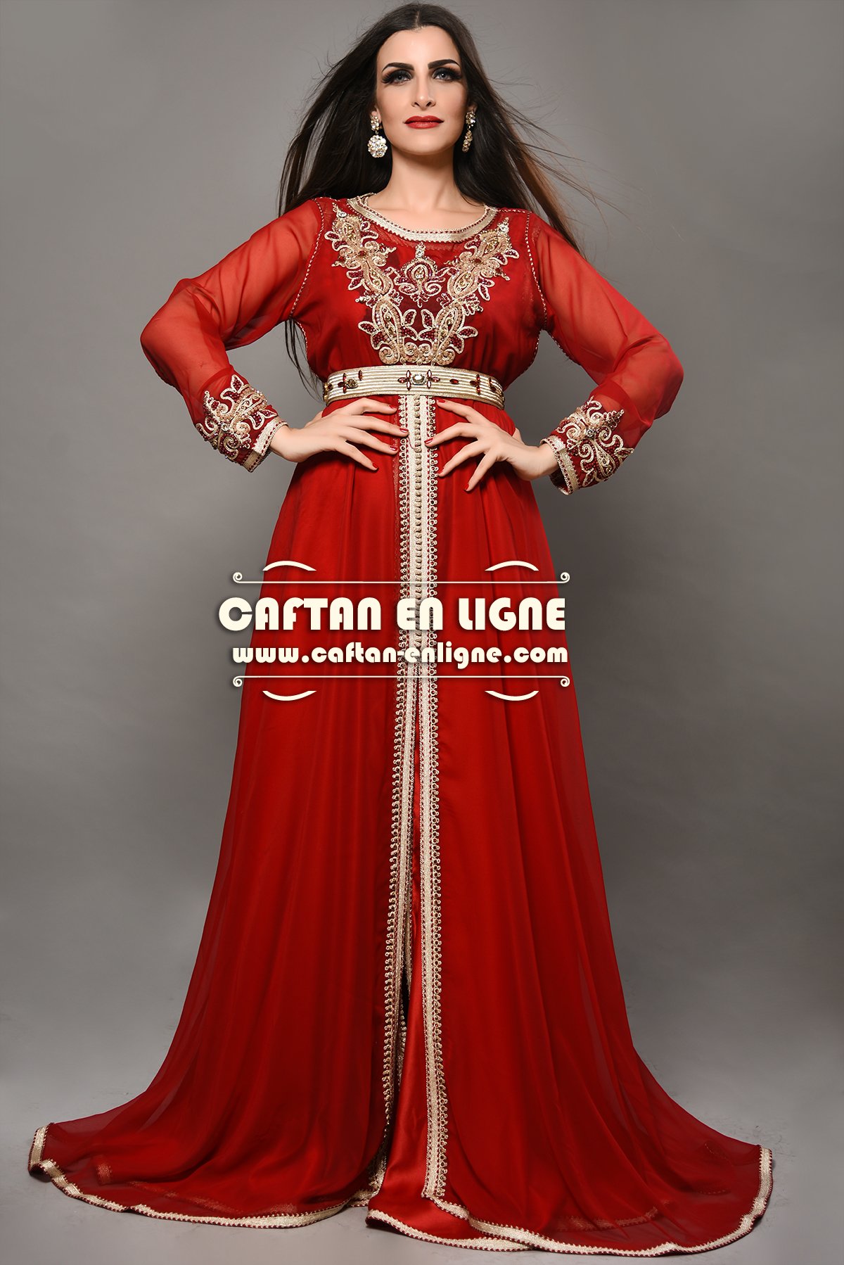 Caftan marocain rouge rubis avec ceinture claire et manches transparentes