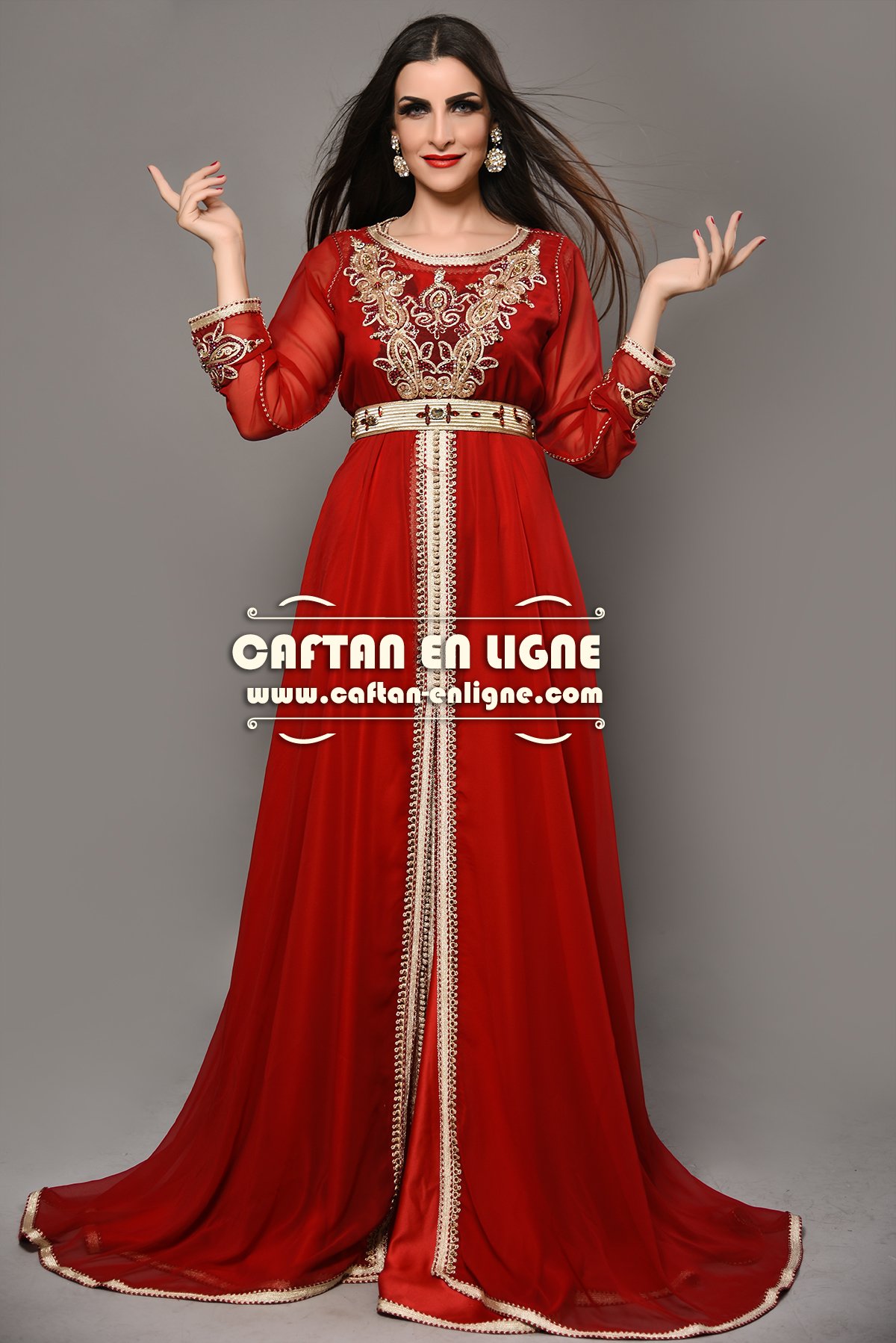 Caftan marocain rouge de cérémonie présenté en mouvement