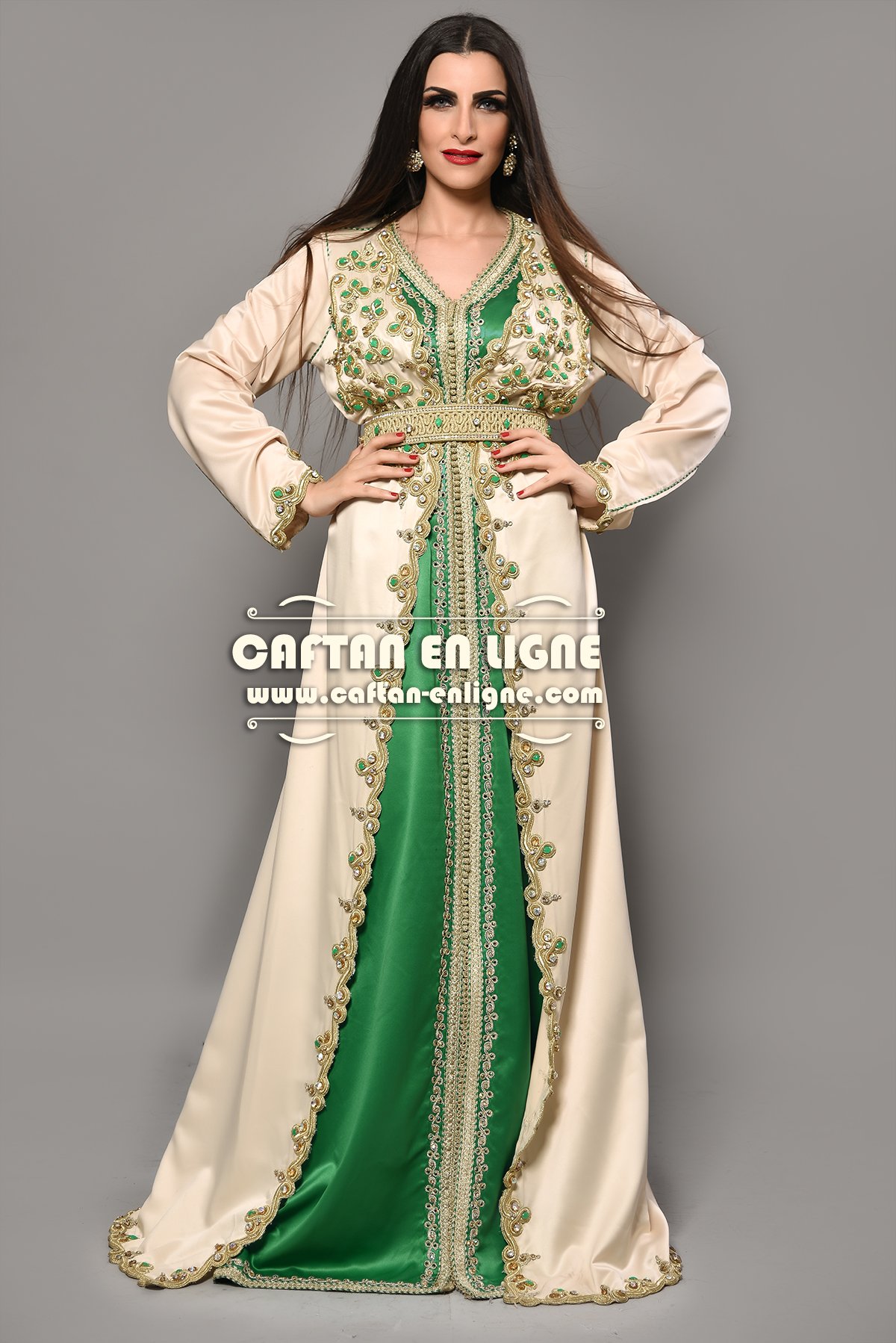Caftan marocain ivoire ouvert sur une composition vert émeraude
