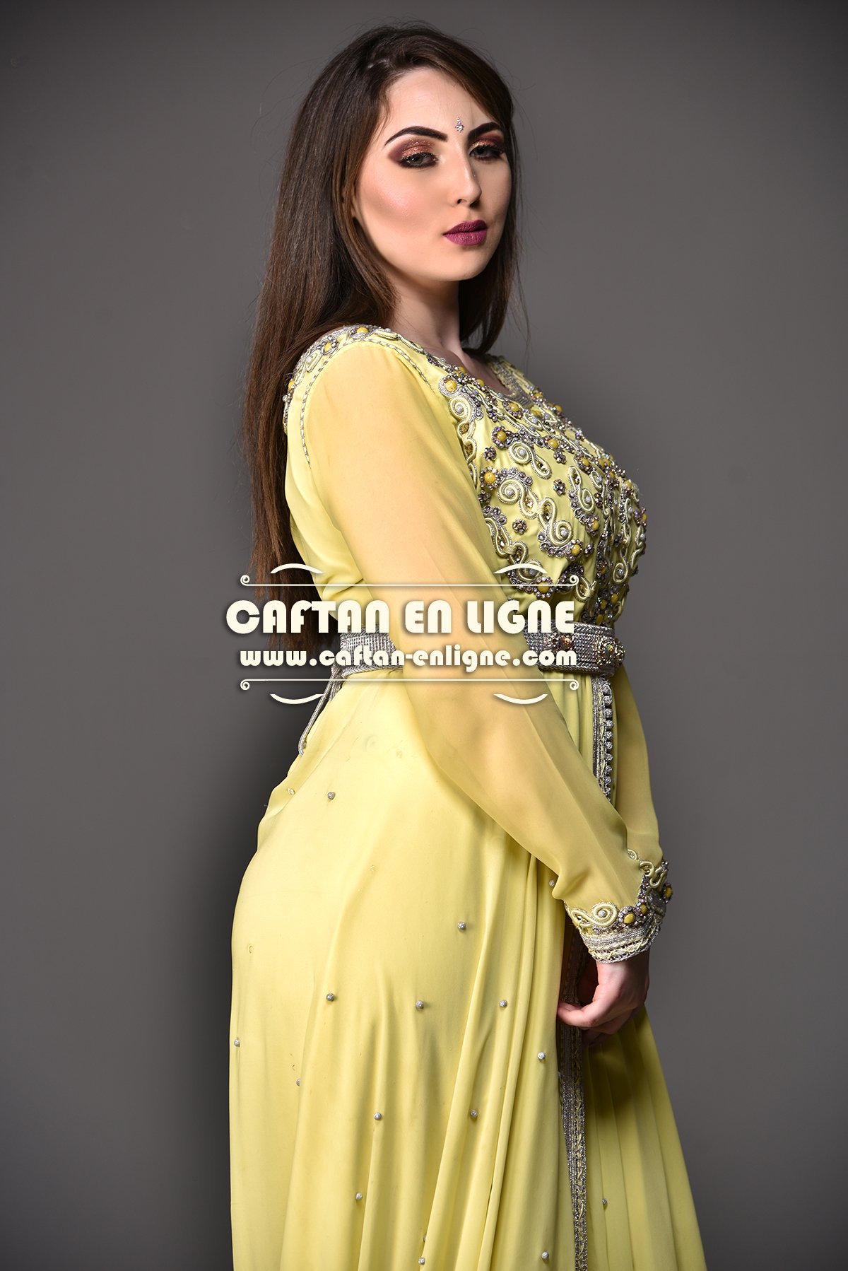 Portrait et détail des broderies d’un caftan marocain jaune 2018
