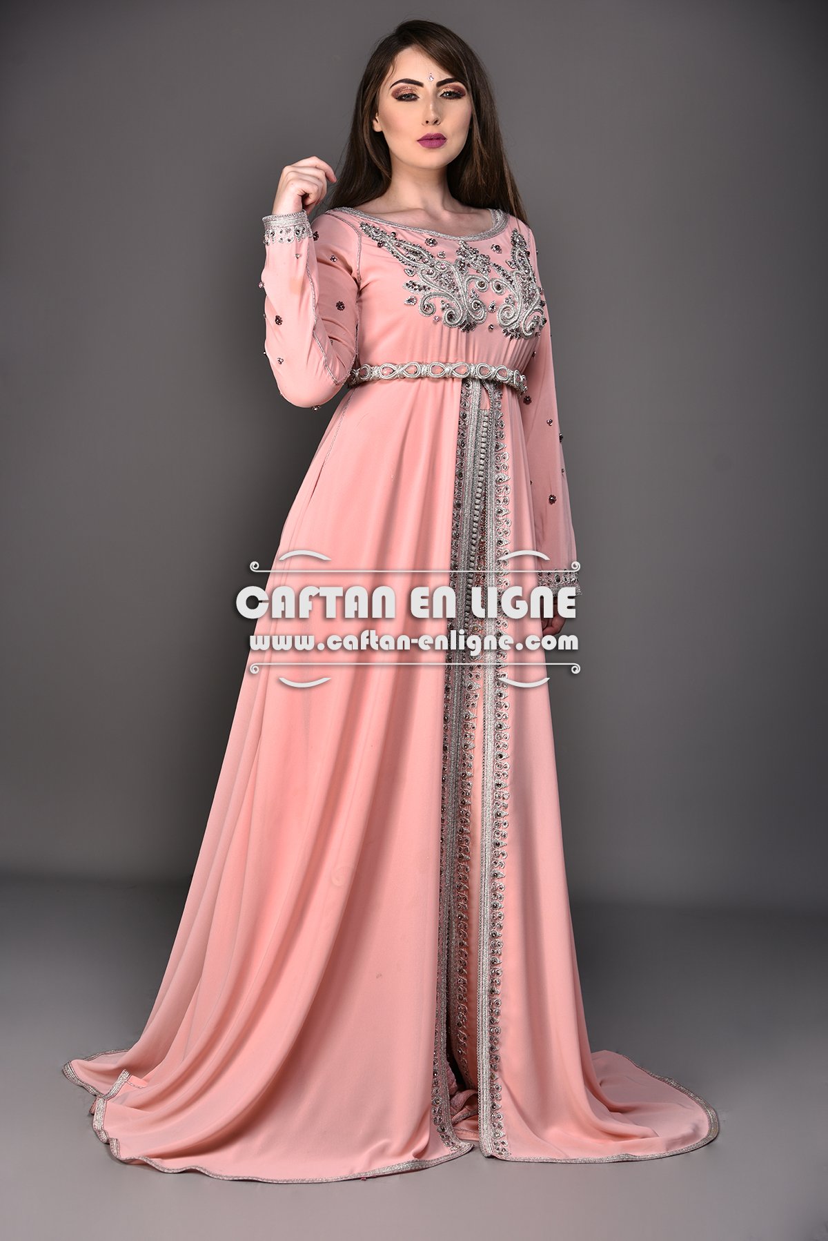 Caftan marocain rose poudré avec broderies grises, vue frontale