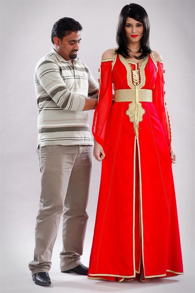 Essayage d’un caftan rouge avec le modéliste de CAFTAN EN LIGNE